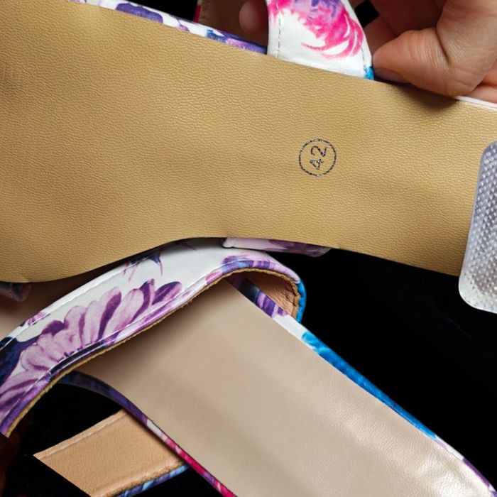 Nowe klapki damskie w kwiaty na przezroczystym obcasie efektowne wygod