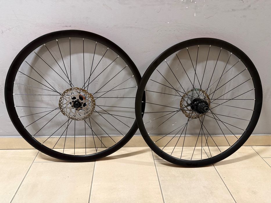 Koła szosowe grawelowe 700 28 cali tarcze sztywne osie bębenek shimano