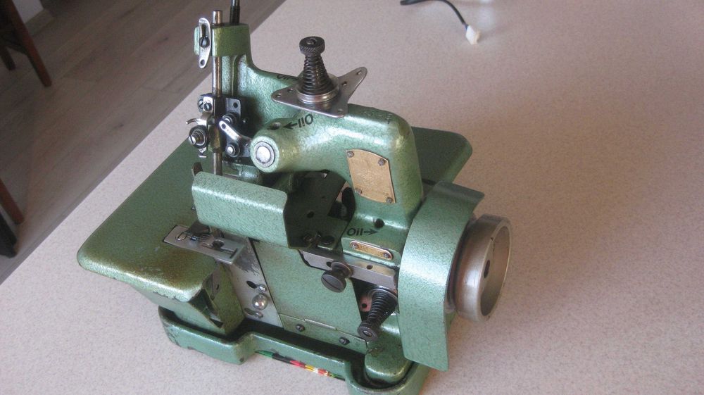 zabytkowa maszyna do szycia overlock
