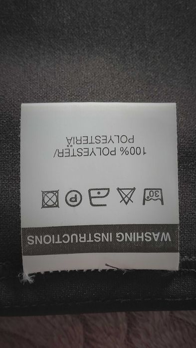 Dopasowana mała czarna dekolt V bez rękawów zamek woskowany materiał