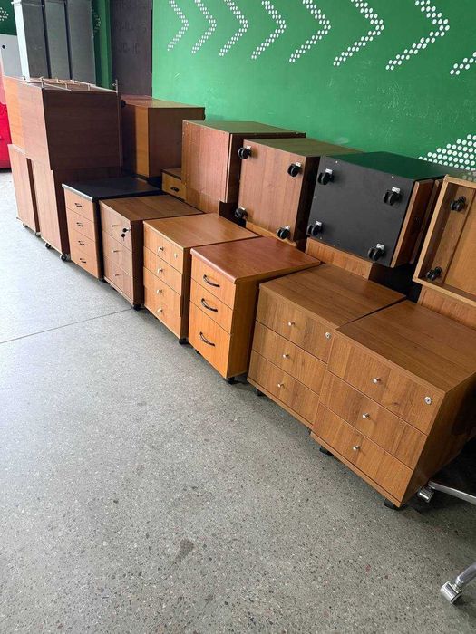 Продаж з офісу стелажи,тумби,столи, крісла,стільці,оргтехніка