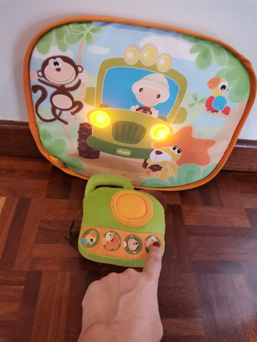 Brinquedo para colocar no banco do carro  Chicco com música