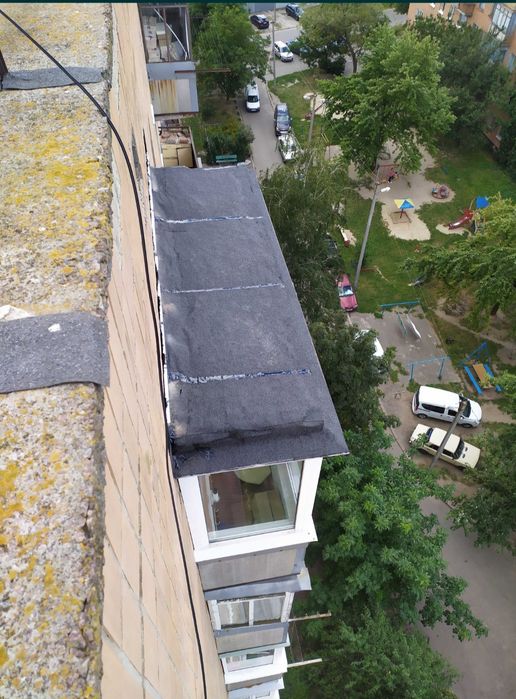 Кровельщик . Монтаж кровли . Ремонт крыши на последнем этаже . Мягкая