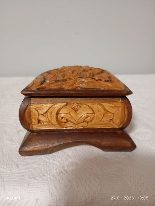 Шкатулки резные. Дерево