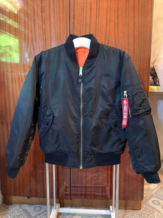 куртка-бомбер Alpha Industries с красной лентой двусторонний