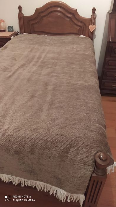 Cama e escrivaninha