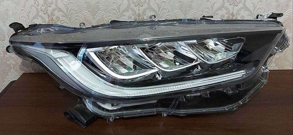 Передня права фара Toyota Yaris Cross 4 19R FULL LED 81110-K0081