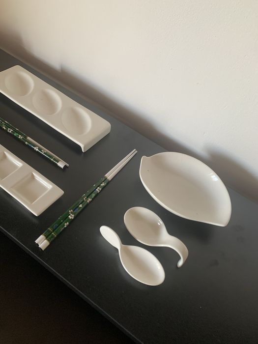 Serviço de Sushi em Porcelana Branca + Pauzinhos Reutilizáveis (Conjunto NOVO A ESTREAR)