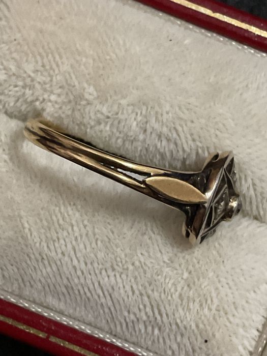 Anel de senhora com pedras e detalhes nas laterais