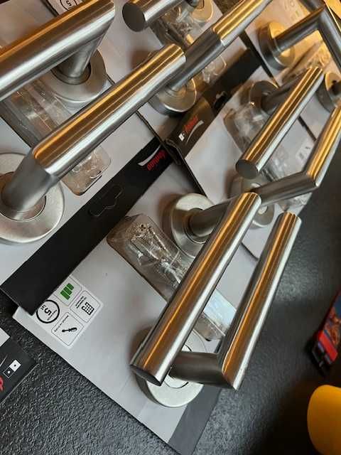 Klamka do drzwi wewnętrznych na rozecie okrągłej Inox Stal nierdzewna