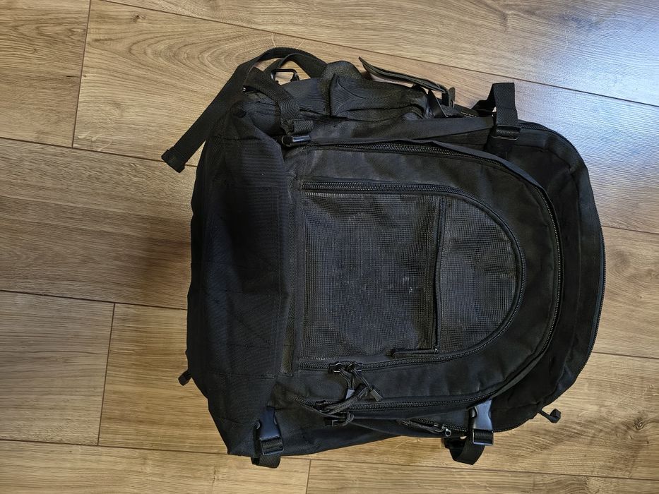 Czarny plecak wojskowy.