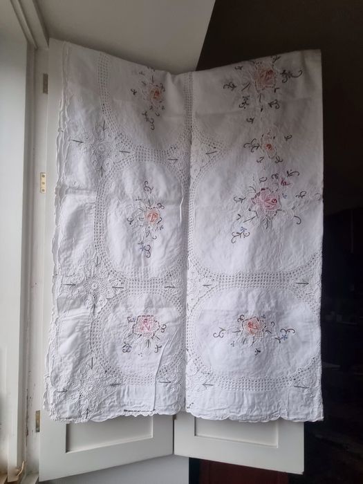 Toalha de mesa bordada