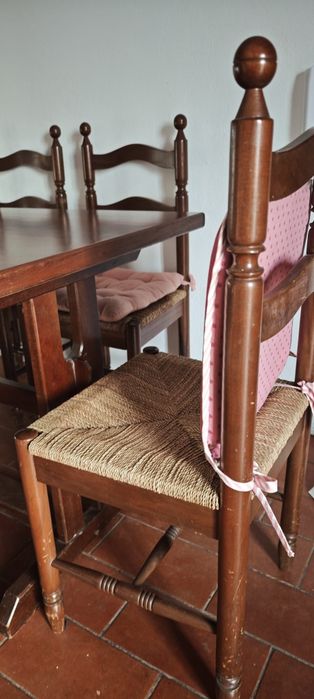 Mesa de madeira maciça com cadeiras