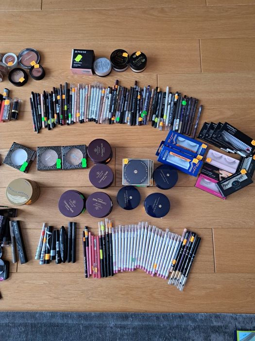 Zestaw kosmetyków do makijażu, cienie, róże, kredki, pudry