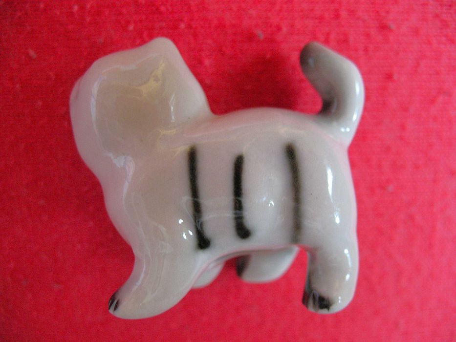 Kot - pręgowany kotek - porcelana - 3,5 x 4 x 2 cm Miniaturka