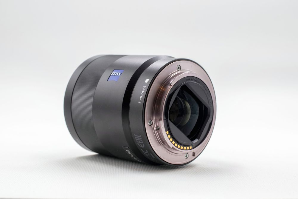 Sony FE 55mm f/1.8 ZA Zeiss — excelente estado, com caixa e acessórios
