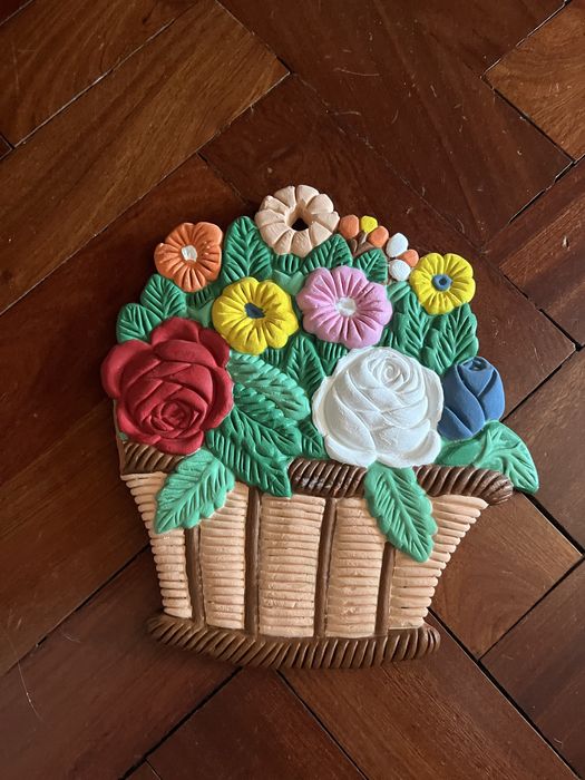 Decoração parede em barro pintado à mão