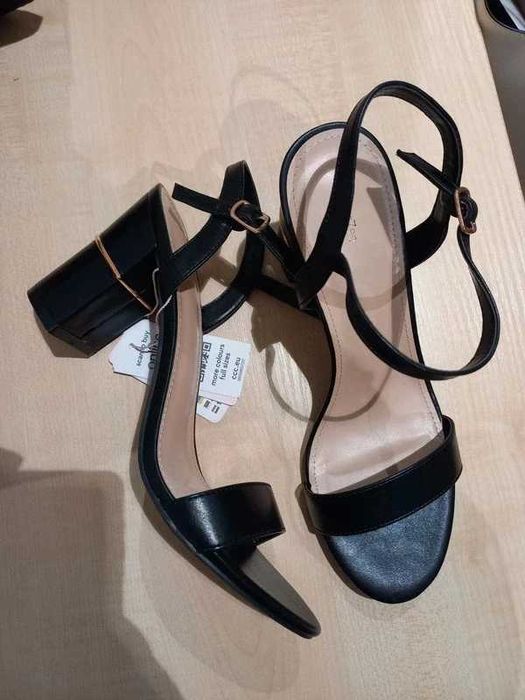 Eleganckie klasyczne sandały na obcasie
