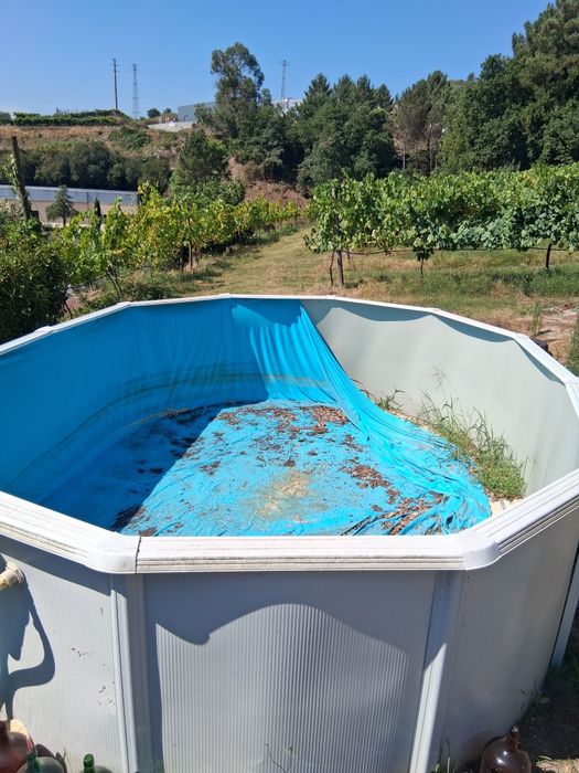Vendo piscina  com a estrutura em bom estado.