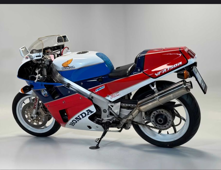 Honda rc 30 750 do ano 1988 mota 100% original tanto de pintura como carnagens único dono e sempre bem estimada se entrega matriculada e revisada.