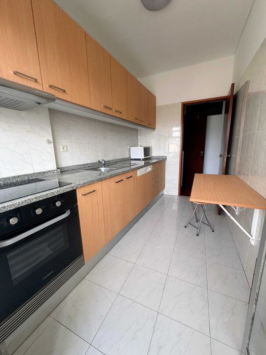Arrenda-se T2+1, com garagem individual e fechada.