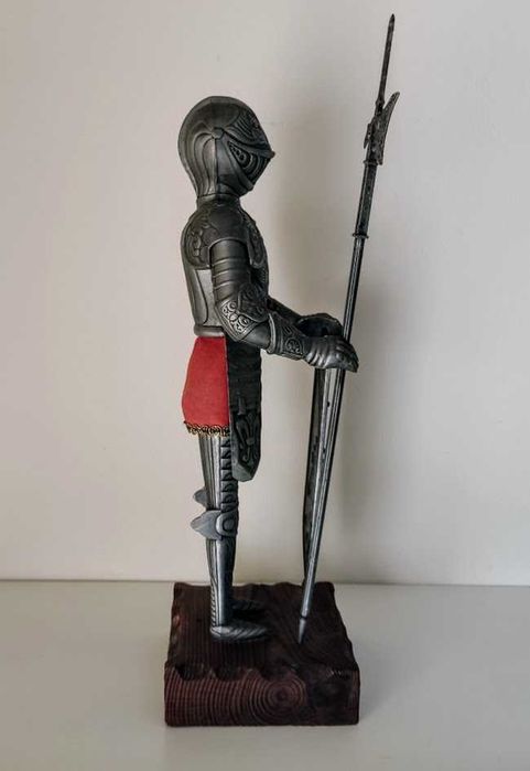 Soldado medieval estatueta metal base madeira
