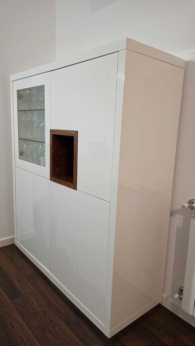 Móvel louceiro em lacado branco e pau santo, com vitrine
