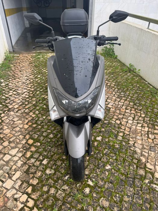 Yamaha Nmax 125 de garagem, inclui Casaco, capacete, top case e luvas.