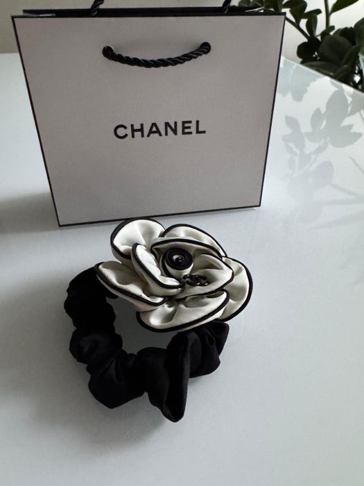 Piękna ozdoba na włosy Chanel