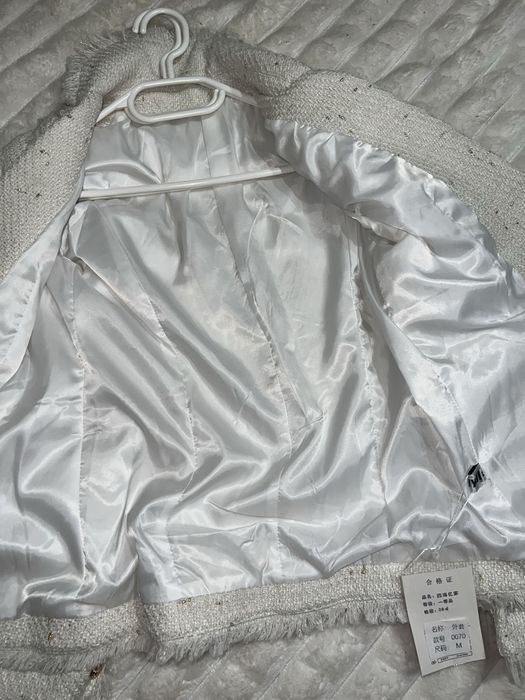 Продаю білий твідовий піджак та шорти на хс-с