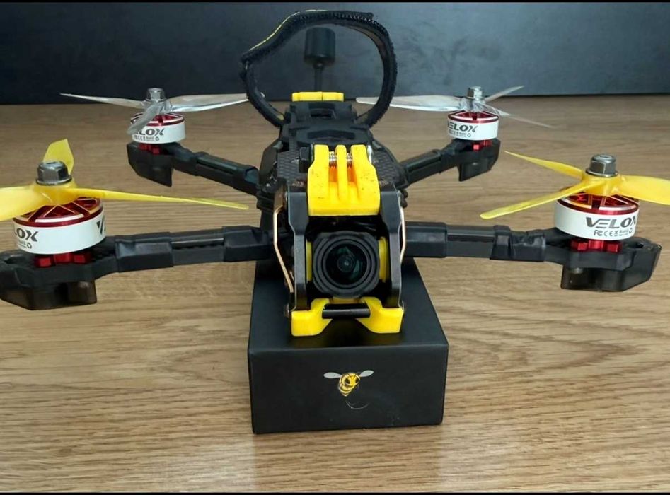 Dron FPV SpeedyBee Mario 5 + Google, kontroler i dodatki