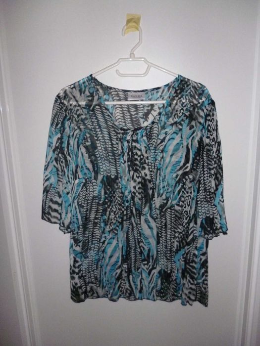 Blusa estampada em tons de azul e preto C&A para desocupar