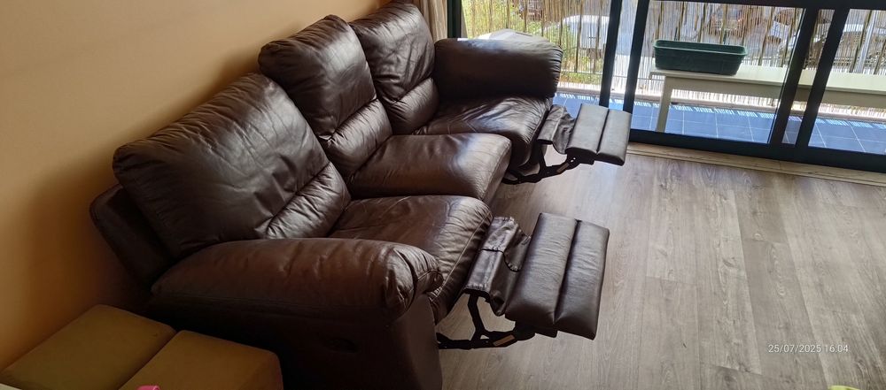 Sofá 3 lugares em pele