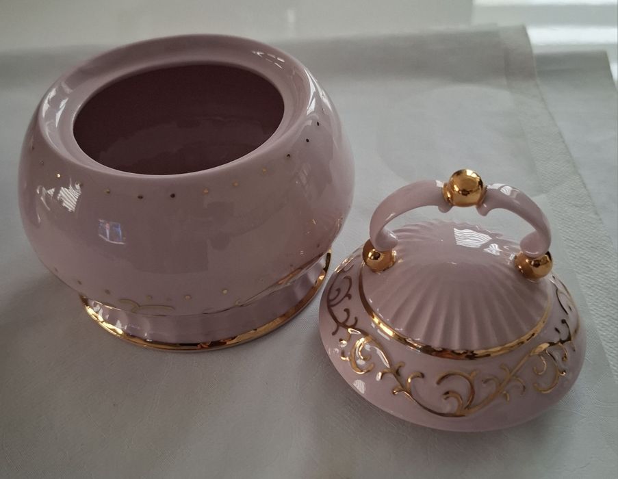 Cukiernica porcelanowa.  Patera na nóżce.