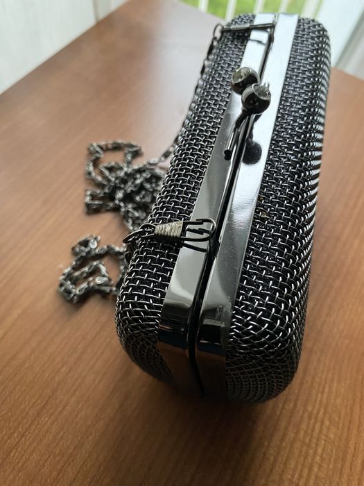 Lindíssima clutch / pochete, metálica, preta