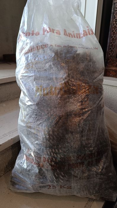Sacos de 5kg de pinhas
