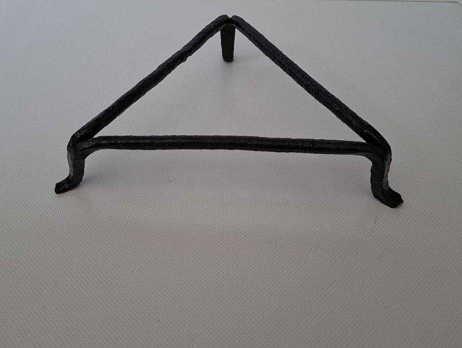 Trempe em ferro triangular, com 22x6cm, muito antiga