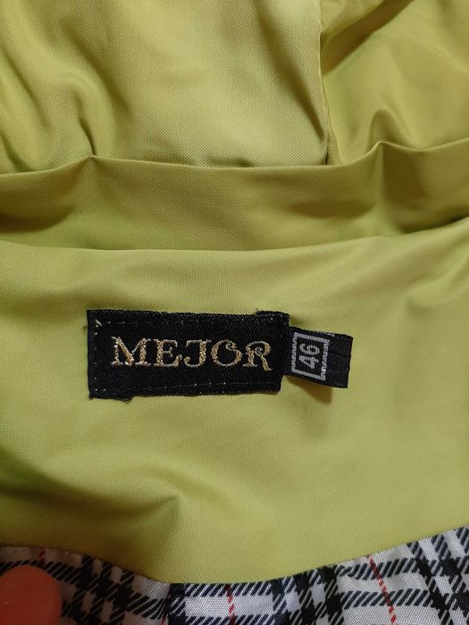 Продам куртку горчичного кольору.