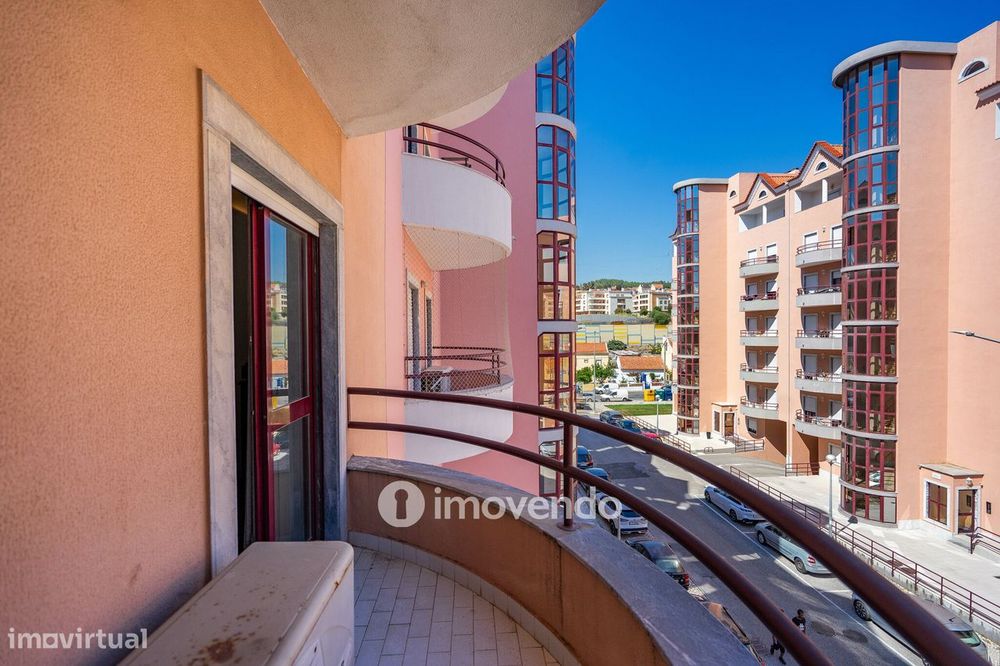 Apartamento T3 com áreas amplas, varandas e arrecadação, em Alverca
