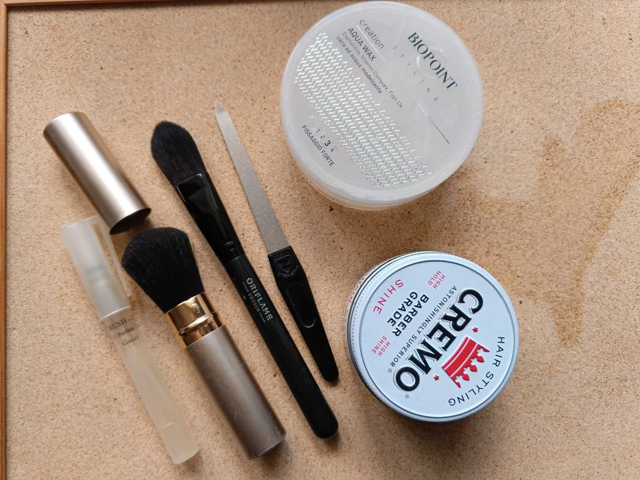 Косметика для макіяжа губ, очей, брів, пензлики