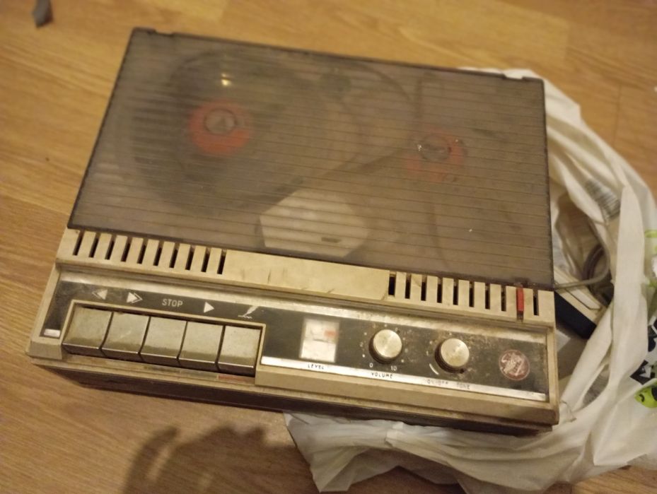 Conjunto de aparelhos antigos avariados