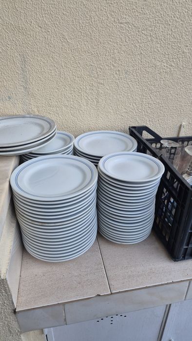 Varios pratos de porcelada spal