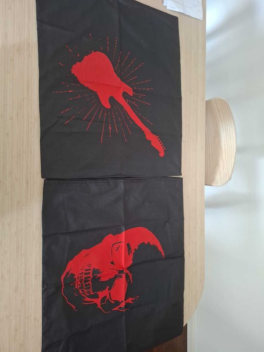 Capa de edredão preta e vermelha com duas fronhas