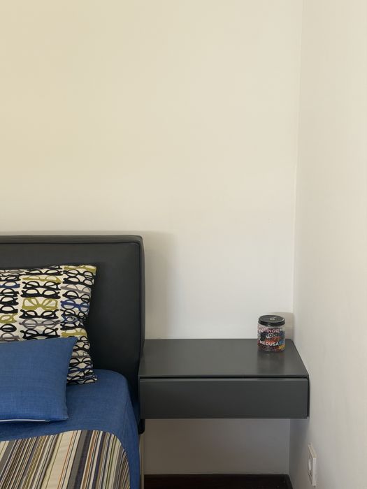 Cama de casal com cabeceira + cómoda + candeeiro