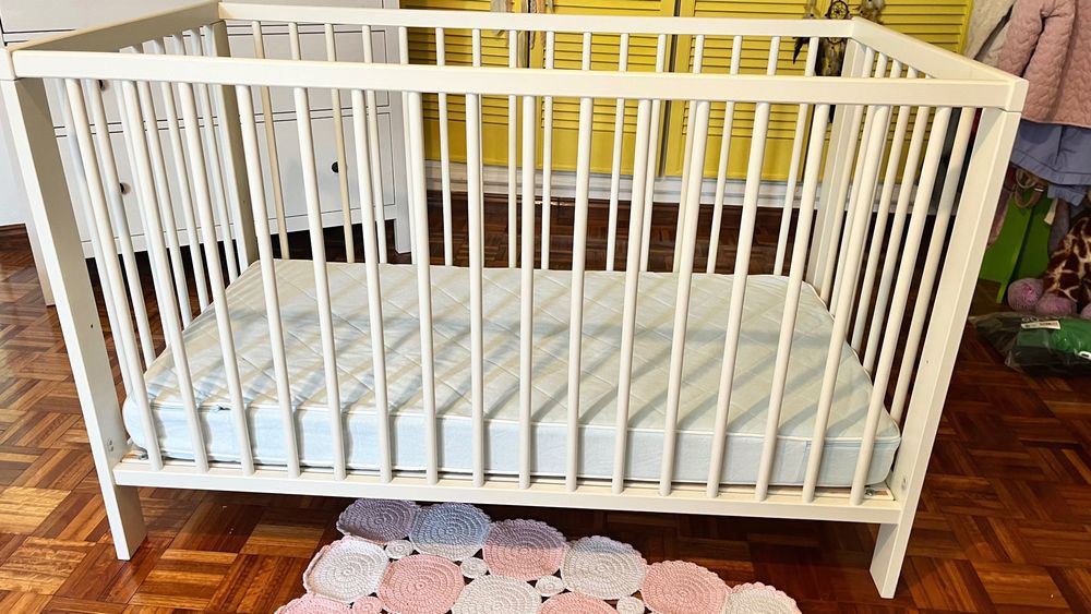 Berço com colchão e roupa de cama incluído