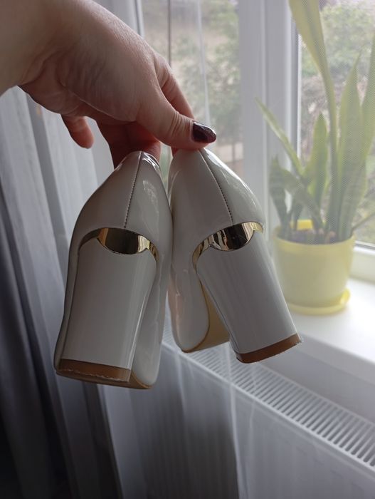 Туфлі молочні на каблуці