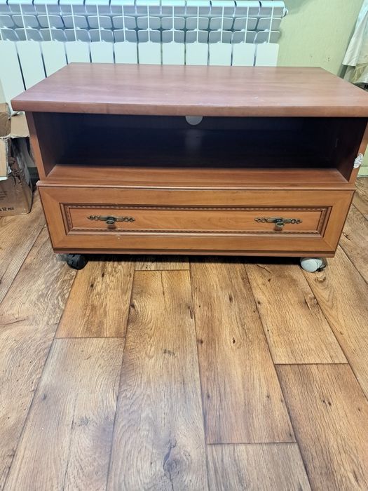 Продам тумбу под телевизор б у