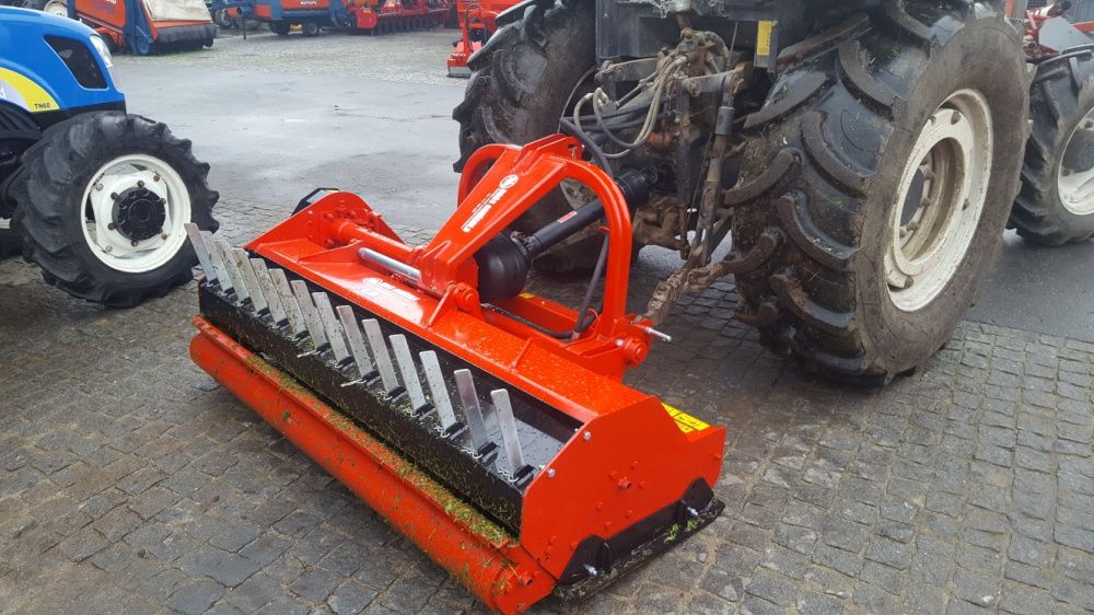 Triturador de martelos 1800 com descentramento Hidraulico