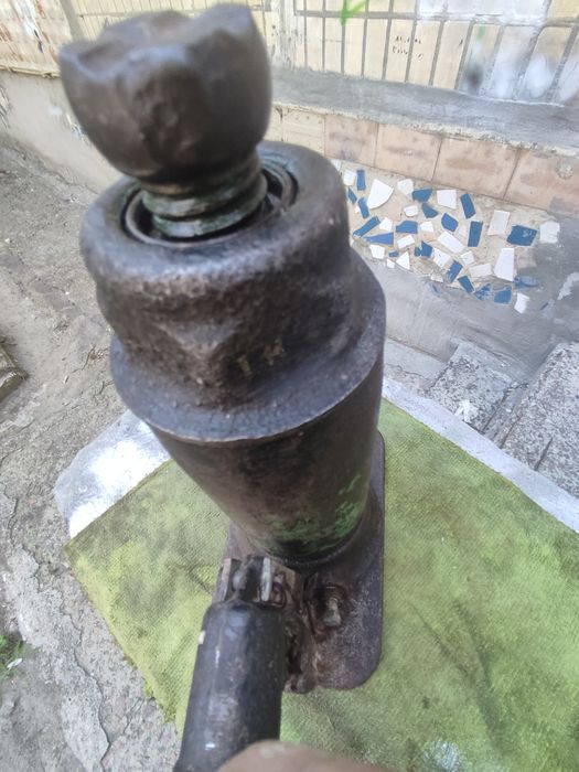 Продам автомобільний домкрат 5 .т