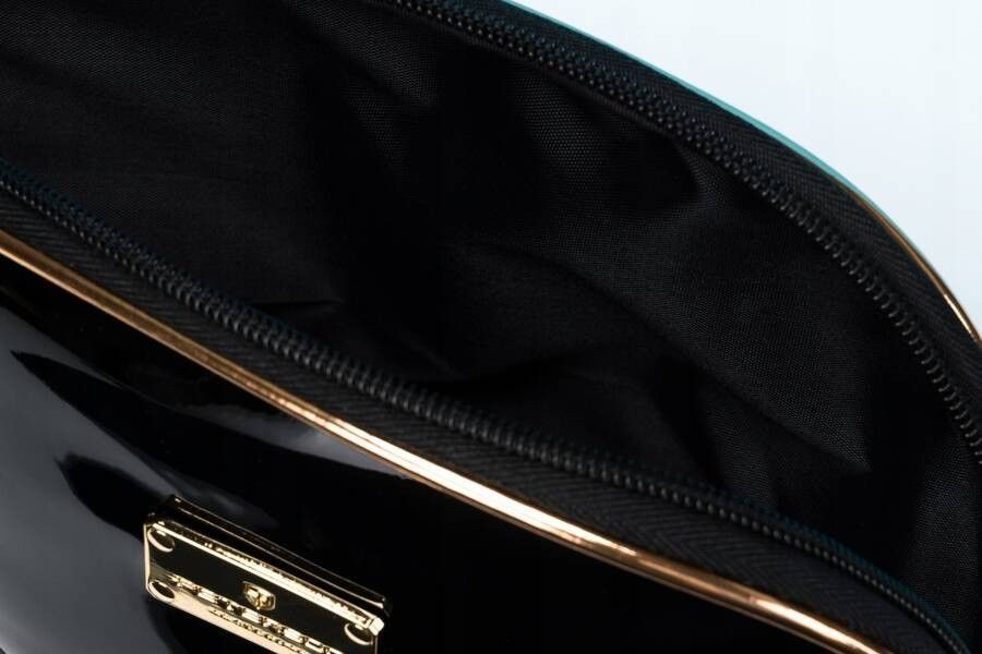 Elegancka kosmetyczka damska z wodoodpornego materiału w czarnym